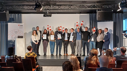 Foto: Die Gewinnerinnen und Gewinner des IÖB-Mobilitäts-Calls 2022 auf der Bühne im Haus des Meeres