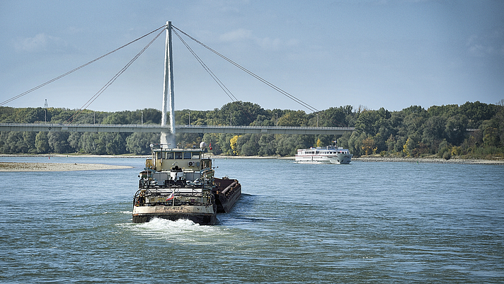 Photo: Zwei Boot auf der Donau. Im Hinetrgrund eine Hängebrücke 