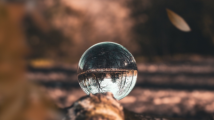 Photo einer Glaskugel vor herbstlicher Natur