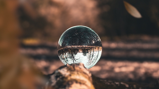 Photo einer Glaskugel vor herbstlicher Natur