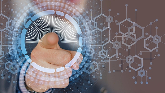 Photo: Person tippt mit dem Finger einen virtuellen Knopf