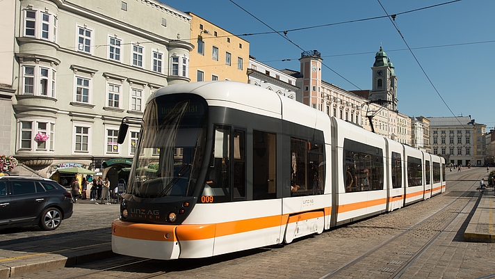 Photo Straßenbahn der Linz AG in Fahrt