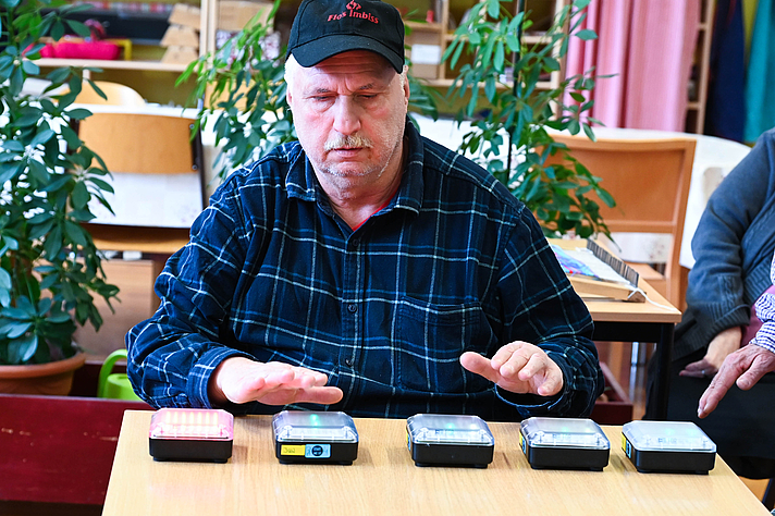 Foto: Mann arbeitet mit Reaction Pads