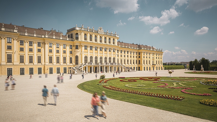 Photo: Besucher vor dem Schloß Schönbrunn