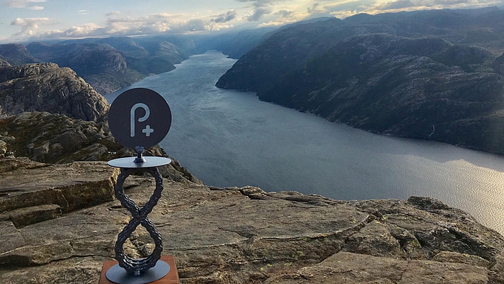 Photo: Procura+ Award auf einem Berg. Unten ein Fjord