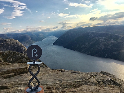 Photo: Procura+ Award auf einem Berg. Unten ein Fjord