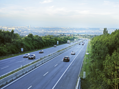 Photo: Sicht auf Autobahnfahrbahnen der Asfinag, im Hintergund Wien