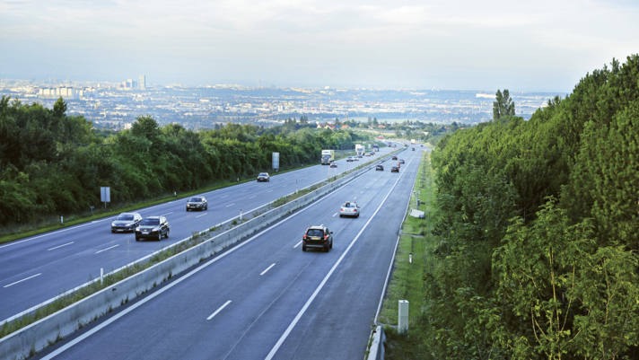 Photo: Sicht auf Autobahnfahrbahnen der Asfinag, im Hintergund Wien