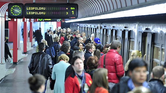 Photo: Zahlreiche Menschen steigen in eine U-Bahn ein.