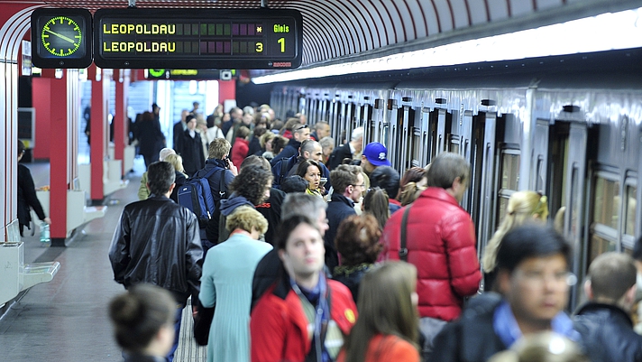 Photo: Zahlreiche Menschen steigen in eine U-Bahn ein.