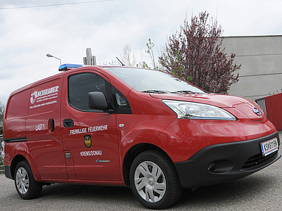 Photo: Kleintransporter der Freiwilligen Feuerwehr Krems auf der Straße