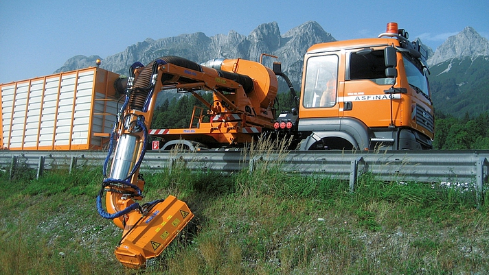 Photo: Asfinag Mähfahrzeug mäht seitlichen Grünstreifen