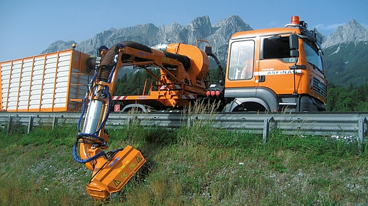 Photo: Asfinag Mähfahrzeug mäht seitlichen Grünstreifen