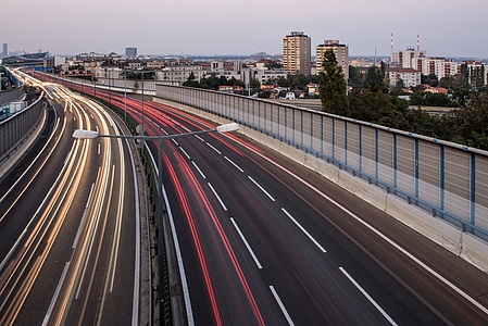 Foto: befahrene Autobahn von oben 