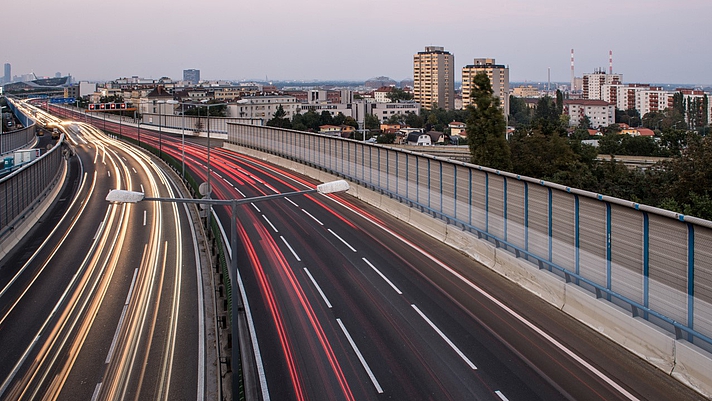 Foto: befahrene Autobahn von oben 