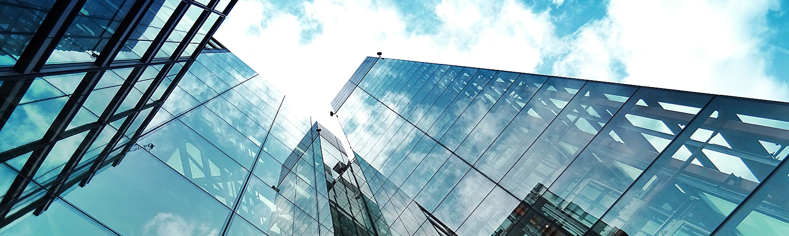 Photo: Hochhäuser aus Glas von unten photographiert 