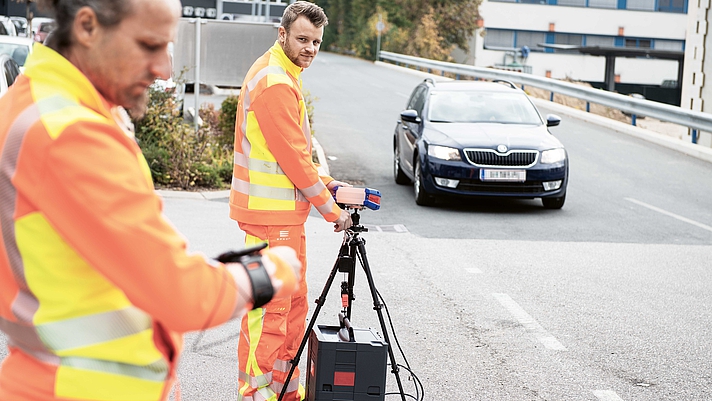 Photo: Zwei Mitarbeiter der Asfinag bedienen ein Kontrollsystem