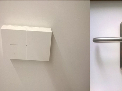 Photo: Kästchen mit dem elektronischen Schließsystem, rechts davon eine Tür