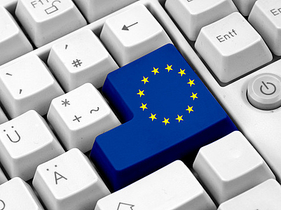 Photo: Nahaufnahme einer Tastatur, bei der auf der Entertaste die Europäische Flagge darstellt ist