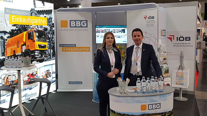 Photo: Mitarbeiter der BBG vor dem BBG/IÖB Messestand 