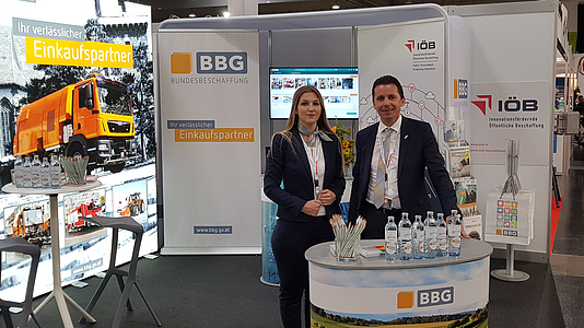 Photo: Mitarbeiter der BBG vor dem BBG/IÖB Messestand 