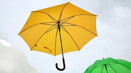 Photo: Fliegende Regenschirme von unten