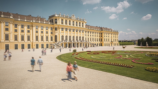 Photo: Besucher vor dem Schloss Schönbrunn