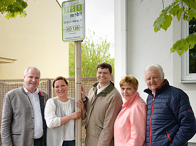 Photo: 2 Frauen und 3 Männer versammelt um ein GUSTmobil Schild auf der Straße