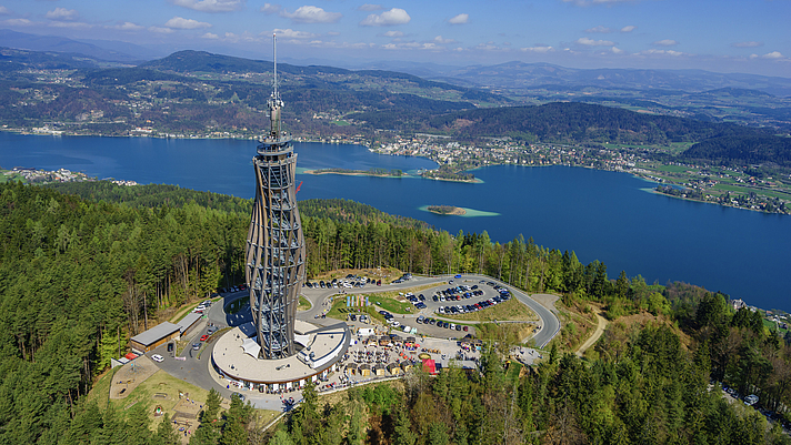 Photo: Aussichtsturm aus Holz und Stahl aus der Luft photographiert. Im Hintergrund die Umgebung