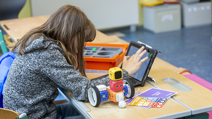 Foto: Kind beschäftigt sich mit dem Produkt Robo Wunderkind