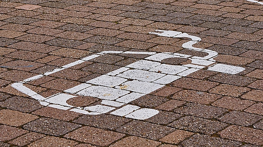 Photo: Aussenbereich Strasse, auf der ein E-Fahrzeug abgebildet ist