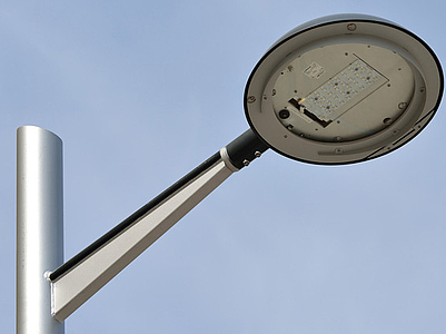 Photo: Nahaufnahme einer Straßenbeleuchtung 