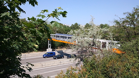 Foto: Verkehrsbeeinflussungsanlage mit Energieversorgung einer PV-Anlage