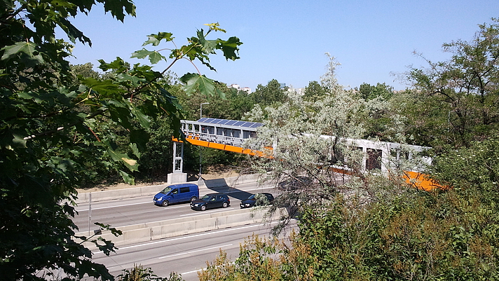 Foto: Verkehrsbeeinflussungsanlage mit Energieversorgung einer PV-Anlage