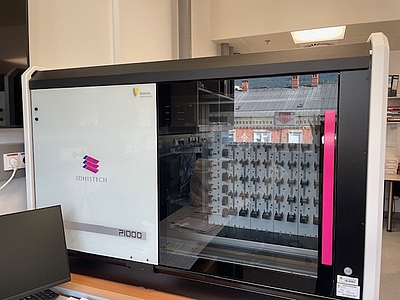 Foto: Ein rechteckiges Gerät mit einer Glasfront