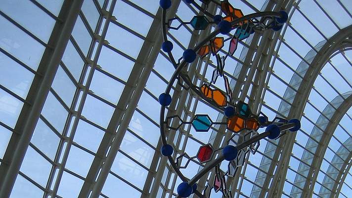 Photo: Skulptur eines DNA Stranges 