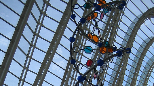 Photo: Skulptur eines DNA Stranges 
