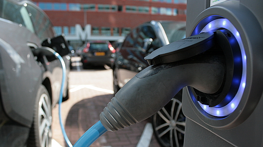 Photo: Ladekabel an Auto angeschlossen
