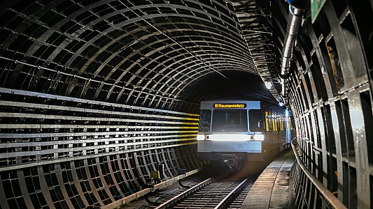 Photo: Einfahrender Zug der Wiener Linien in Tunnenröhre