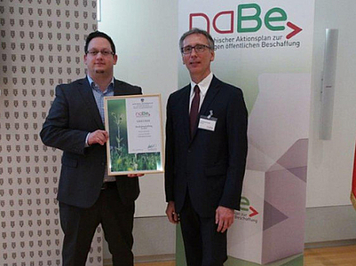 Photo: 2 Gewinner des naBe Preises 2016 vor einem naBe Roll-up