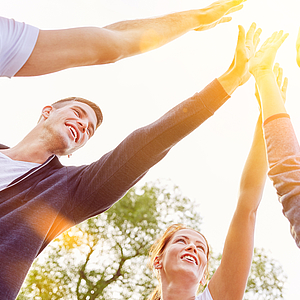 © Adobe Stock Photo: Menschen klatschen ihre Hände aneinander