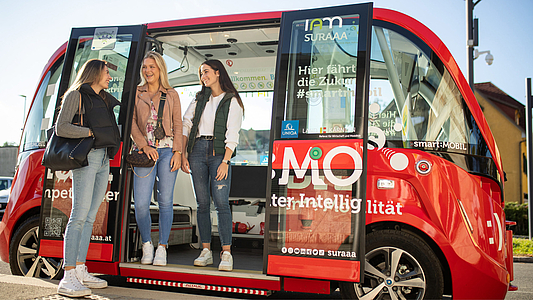 Foto: Drei Frauen stehen in der Tür eines automatisierten Shuttles