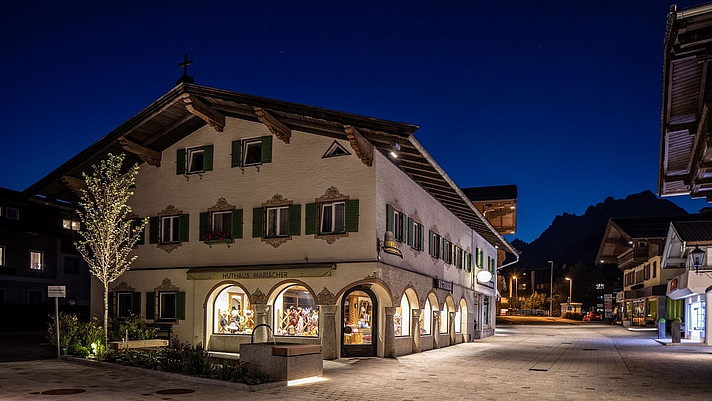 Photo: Straßenbeleuchtung im Stadtkern von St. Johann bei Nacht