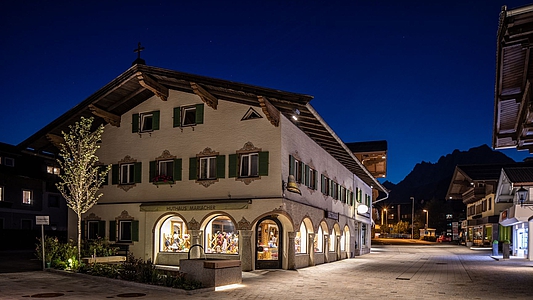 Photo: Straßenbeleuchtung im Stadtkern von St. Johann bei Nacht
