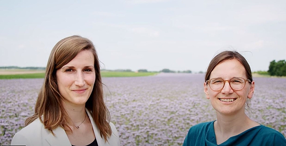 Foto: Viktoria Holler und Maria Müller vor einem Feld 