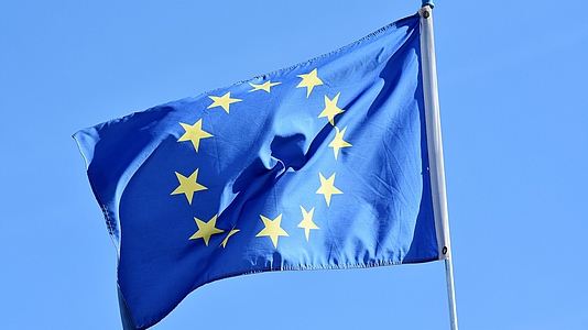 Photo: EU Flagge im Wind