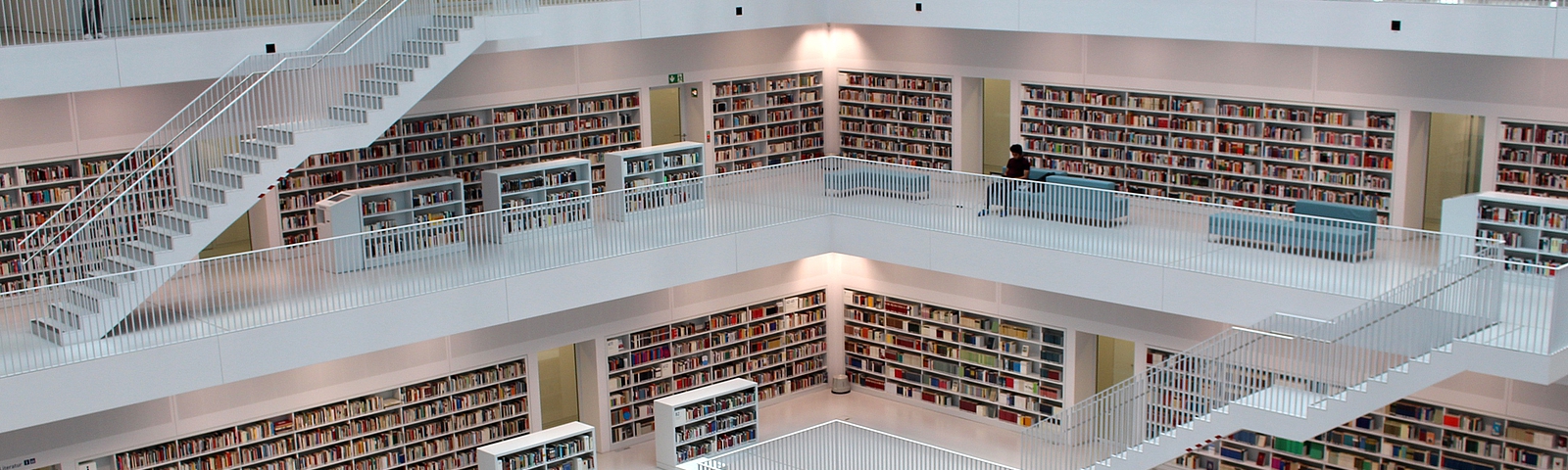 Photo: Mehrstöckige Bibliothek von innen 