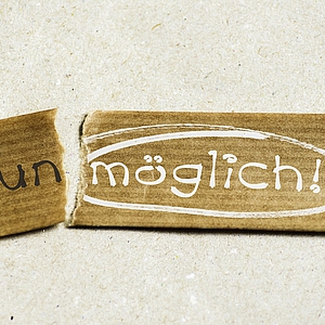 © Pixabay Photo: Papierstreifen auf dem unmöglich steht ist zerissen