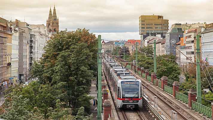 Photo: Fahrender Zug der Linie U6 mit Umgebung 