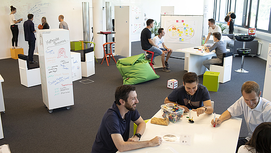 Photo: Innovativ gestalteter Raum mit Teilnehmern